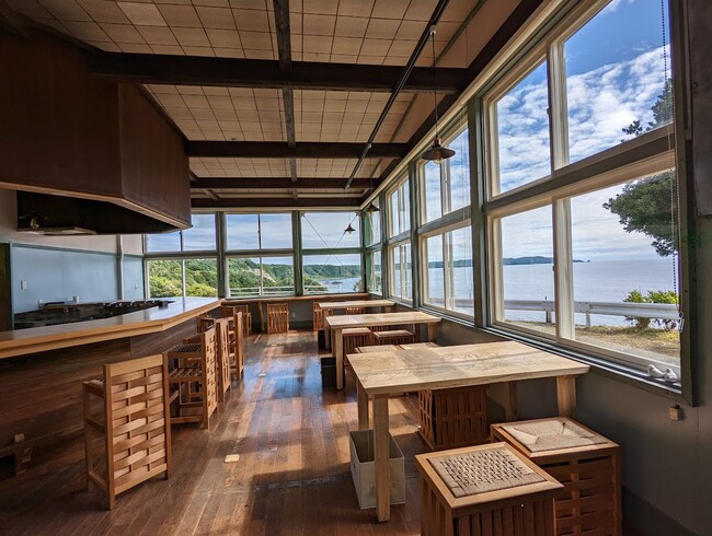 元・職員室を改装したカフェ