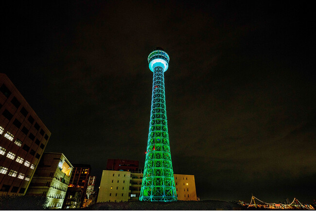 緑色にライトアップされた横浜マリンタワー