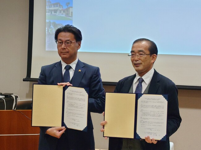 令和6年1月31日の協定書締結式の様子　左：（株）三陽物産　山本博士代表取締役社長　右：（公財）横浜市ふるさと歴史財団　佐藤信代表理事