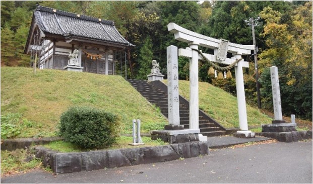 被災前の様子(石川県七尾市瀬嵐・人麻呂社及び三島神社)（2017年　横浜市歴史博物館撮影）