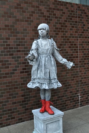 初公開の横浜オリジナルのスタチュー「赤い靴の女の子」