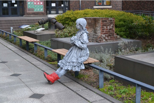 初公開の横浜オリジナルのスタチュー「赤い靴の女の子」