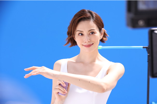 【コーセーコスメポート】「サンカット プロディフェンス」シリーズ新CM　米倉涼子さんが真っ白なワンピースで登場