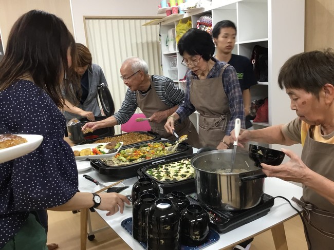 現在、デイサービスを会場に開催している「おんぶにだっこ」プロジェクトによる地域食堂。要介護の高齢者が料理を振る舞う。