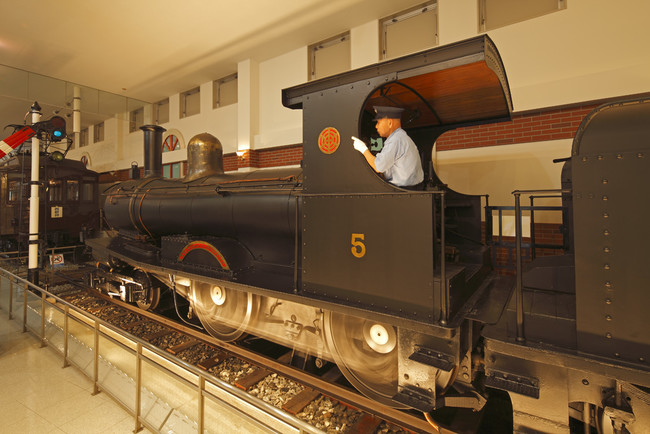 △館内に展示されている実物車両  5 号蒸気機関車