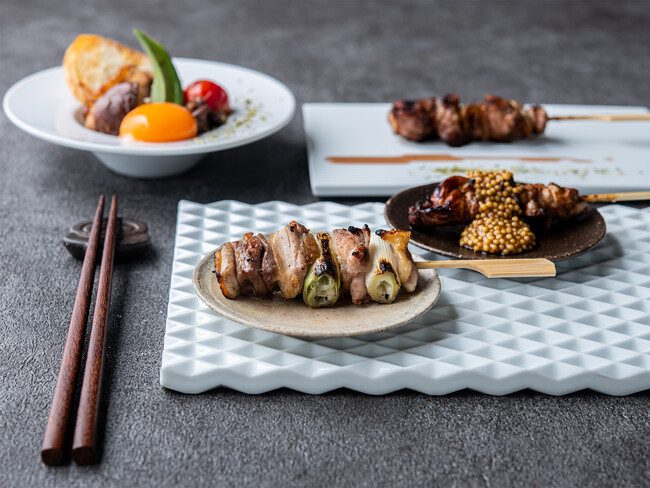 「お任せコース」は地鶏と旬の食材を合わせたスペシャリテ。ペアリングセット￥2,000で5種類のワイン・日本酒・スパークリングを提供