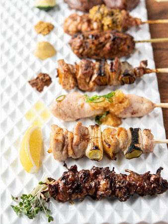 たれ・塩はもとより、素材に合わせて多彩にトッピング