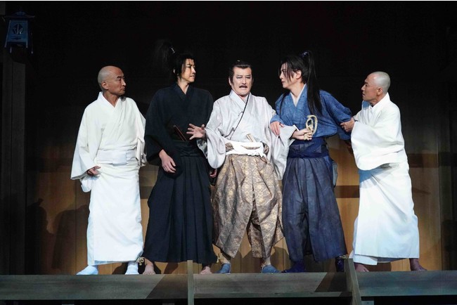 左より 塚本幸男(沢庵宗彭役)、藤原竜也(宮本武蔵役)、吉田鋼太郎(柳生宗矩役)、溝端淳平(佐々木小次郎役)、大石継太(平心役) 撮影:田中亜紀 提供:ホリプロ 左より 塚本幸男(沢庵宗彭役)、藤原竜也(宮本武蔵役)、吉田鋼太郎(柳生宗矩役)、溝端淳平(佐々木小次郎役)、大石継太(平心役) 撮影:田中亜紀 提供:ホリプロ