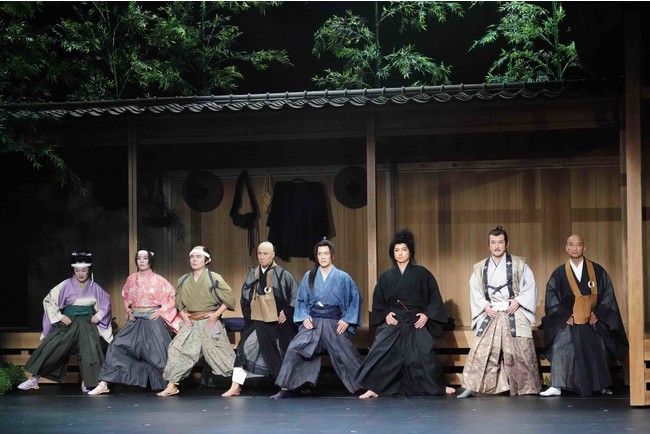 左より 白石加代子(木屋まい役)、鈴木杏(筆屋乙女役)、齋藤慎平(忠助役)、大石継太(平心役)、溝端淳平(佐々木小次郎役)、藤原竜也(宮本武蔵役)、吉田鋼太郎(柳生宗矩役)、塚本幸男(沢庵宗彭役) 撮影:田中亜紀 提供:ホリプロ 左より 白石加代子(木屋まい役)、鈴木杏(筆屋乙女役)、齋藤慎平(忠助役)、大石継太(平心役)、溝端淳平(佐々木小次郎役)、藤原竜也(宮本武蔵役)、吉田鋼太郎(柳生宗矩役)、塚本幸男(沢庵宗彭役) 撮影:田中亜紀 提供:ホリプロ