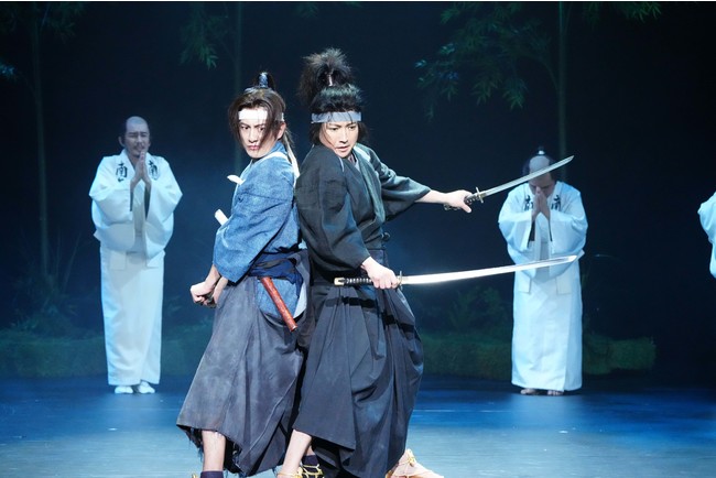 左より 溝端淳平(佐々木小次郎役)、藤原竜也(宮本武蔵役) 撮影:田中亜紀 提供:ホリプロ 左より 溝端淳平(佐々木小次郎役)、藤原竜也(宮本武蔵役) 撮影:田中亜紀 提供:ホリプロ