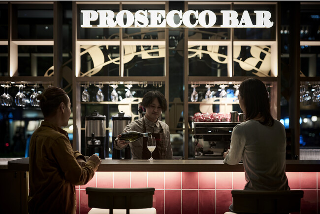 ▲ひとりでも立ち寄りやすい明るい雰囲気のバーカウンター ▲ひとりでも立ち寄りやすい明るい雰囲気のバーカウンター