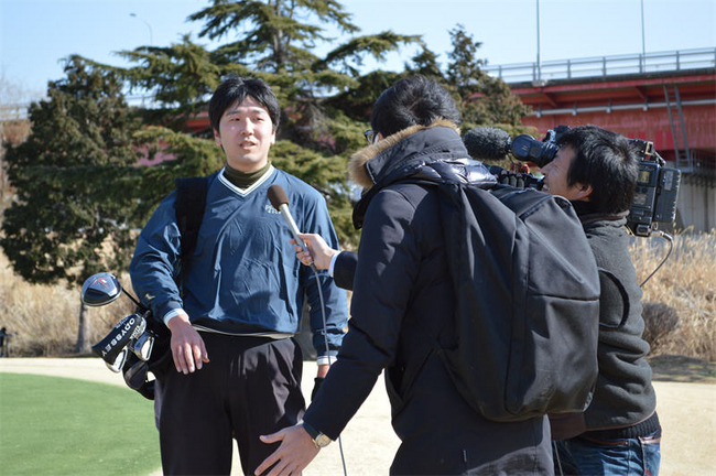 当日はNHK水戸放送局の取材も入り、完走後、インタビューを受ける参加者。