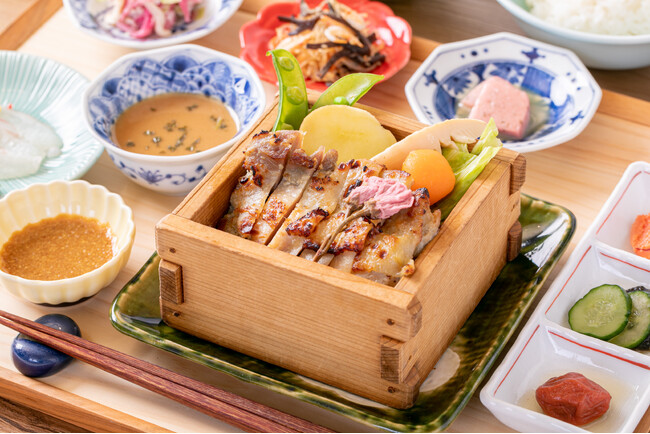 旬：桜香る鶏肉の塩こうじせいろ蒸し