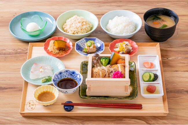 主菜：鶏（鶏肉のきのこ味噌漬けせいろ蒸し）