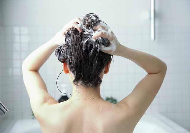 お風呂には入っても頭を洗わない 人が約３割 頭を洗わず寝た翌日 ７割以上の人がそのまま外出することが ある と回答 株 マンダムのプレスリリース