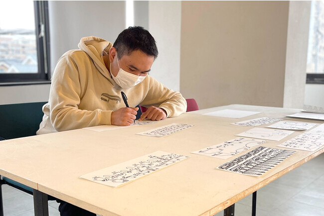 フワリンの原画を描く菅光輝さん フワリンの原画を描く菅光輝さん