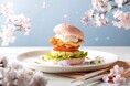 富士マリオットホテル山中湖　ピンク色バンズとライム香るフィッシュケーキが彩る春バーガー「甲斐サーモンとフィッシュケーキの春色バーガー」発売