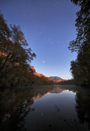 晩秋の森を照らす星月夜（場所：鎌池、長野県小谷村）