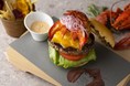 コートヤード・バイ・マリオット 新大阪ステーション_料理で皆様の幸せを願う「Best Wishes!」第1弾 爪から尾まで、海老を丸ごと楽しめる 期間限定「オマール海老バーガー」を発売