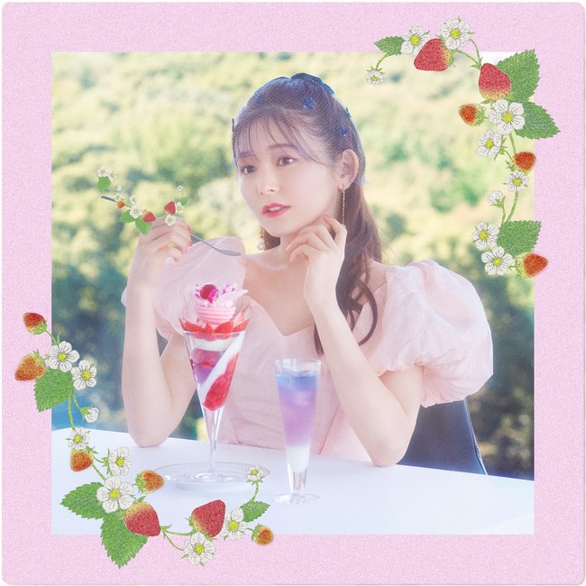 ファッションモデルで女優の久間田琳加さんがいちごの花言葉「甘い乙女心」を可憐に表現します。