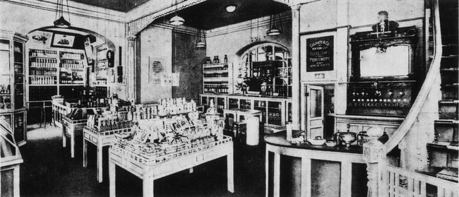 1902年頃の資生堂薬局内のソーダファウンテン