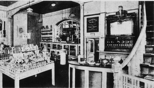 1902年当時の資生堂薬局内のソーダファウンテン（写真右側）
