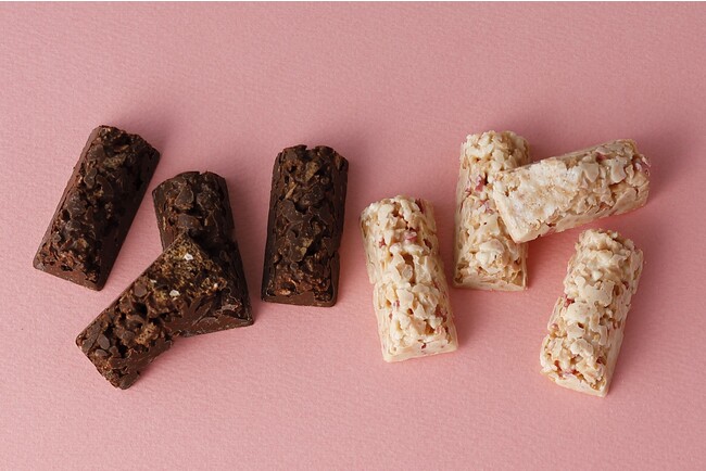 砕いたフイユティーヌ、クッキーなどが、さくさくと浮き立つような食感を演出する「ショコラヴィオン」 砕いたフイユティーヌ、クッキーなどが、さくさくと浮き立つような食感を演出する「ショコラヴィオン」