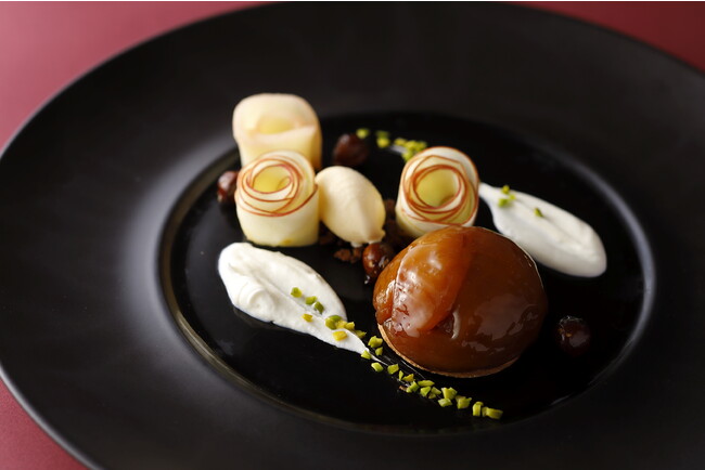 長野県産“シナノスイート”のタタン仕立て～発酵乳のクリームとバニラアイスクリームを添えて～