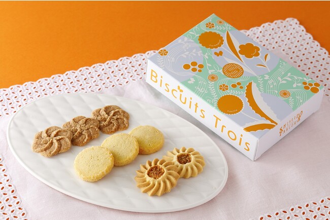 ビスケットの形の花が咲いた春らしい軽やかなパッケージでお届けします。