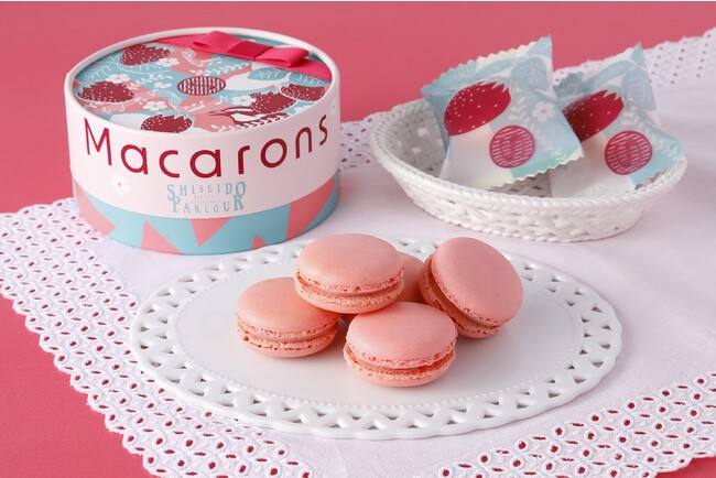 福岡県産”あまおう”の苺ピューレを使用したマカロンを春らしいパッケージに詰めました。