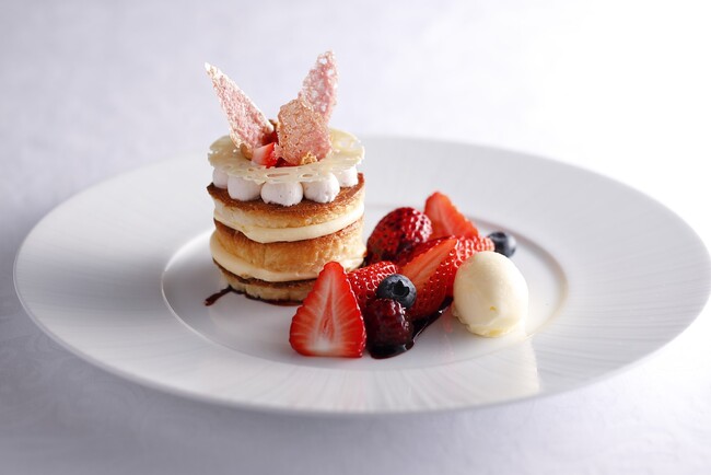 発酵バター入りデニッシュのミルフィーユ仕立て旬の苺“まりひめ”とバルサミコのソース