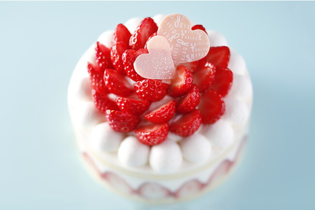 ブーケのようにあしらった真っ赤な苺が華やかなショートケーキ
