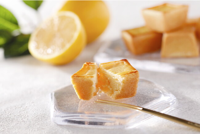 まろやかな酸味と香り高くジューシーな瀬戸内産レモンのフレーバーがお口いっぱいに広がります。。