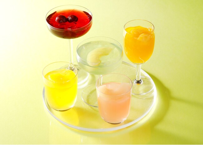 果汁がぱっと口の中に広がる感覚が印象的なゼリーに、ボリューム感のある果肉をとじ込めました。