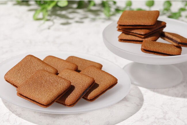 薄く焼き上げたココアクッキーで香り豊かなカカオ分60％のベルギー産チョコレートをサンドしました。