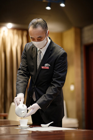 衛生管理の観点から、従業員はマスク・手袋を着用してサービスを行う。安心して利用を