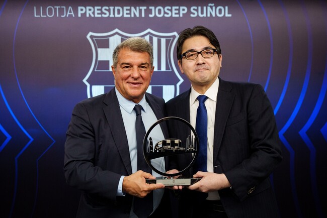 写真左：FCバルセロナ ジョアン・ラポルタ会長、写真右：株式会社ZENB JAPAN 代表取締役社長 濱名誠久
