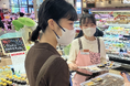学生考案「若者に親しみやすいレシピ」をスーパーの売り場で試食提供