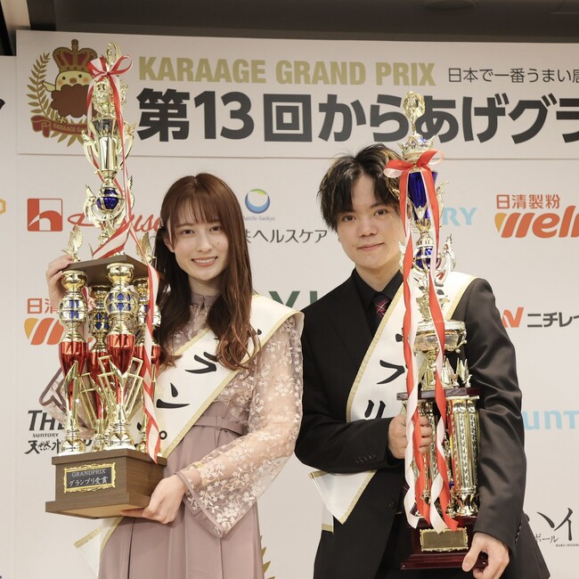 初年度授賞式の様子 グランプリMiss鈴木南美さんとMr.たいたん