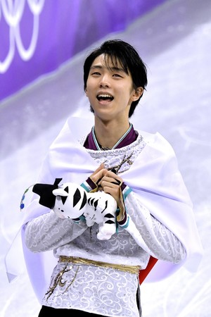 羽生結弦選手のシニアデビューから現在までを写真で振り返る 羽生結弦 Postcard Book Hearts 仮 が発売決定 超美麗ポストカード60枚を1冊に 株式会社東京ニュース通信社のプレスリリース