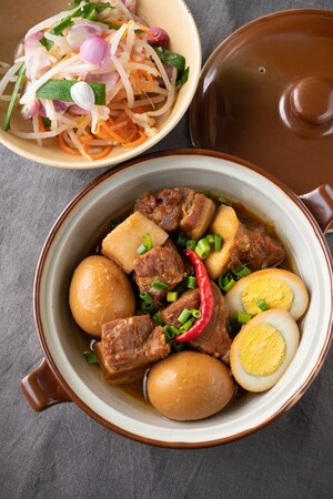 味のコンビネーションが抜群の「ベトナム風豚の角煮」と「もやしとニラの付け合わせ」