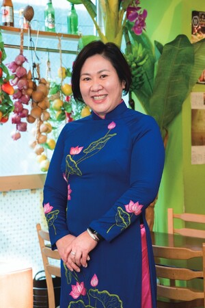 多才な能力を存分に発揮して、ベトナム料理店３店舗のオーナーをはじめ、事業家としても忙しく世界各地を飛び回る金子さん。衣装のアオザイはベトナムでオーダーし誂えたもの