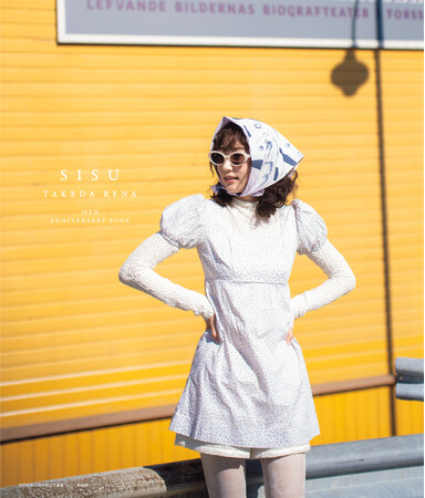「武田玲奈10周年記念写真集 SISU 特装版」BOX表紙(東京ニュース通信社刊) 「武田玲奈10周年記念写真集 SISU 特装版」BOX表紙(東京ニュース通信社刊)