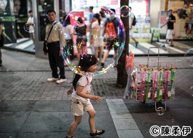 台湾屈指の繁華街・西門街の商店街には服飾からオモチャまで何でもあり。子供たちも自由に散歩