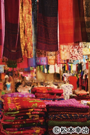 世界で最も民族衣装を日常的に着るといわれるミャンマー。市場には色とりどりの布が並ぶ