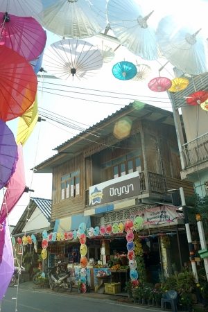 郊外のサンカンペーンは傘や紙すきなど工芸の産地。毎年1月開催の傘祭りはレトロな雰囲気が魅力。（撮影：古川節子／橋口哲郎）