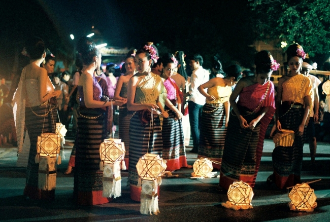 伝統的な紙灯篭を持ち、これから街をパレード。ローイクラトン祭の夜は灯篭の明かりが良き精霊や神を導くと信じられ、町中に灯される。（撮影：古川節子／橋口哲郎）