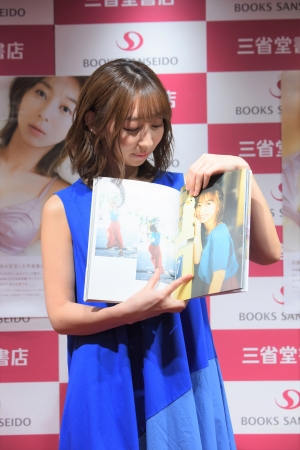 飯田里穂 20th Anniversary PHOTOBOOK「永遠と一瞬」（東京ニュース通信社刊）