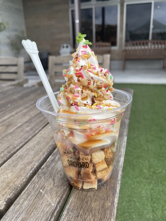 塩バターラスクのキャラメルサンデー 500円(税込) 「空の駅 オーチャード」オープン時から大人気の「八天堂監修カスタードソフト」と「塩バター食パン」を使用したラスクがたっぷり入った、3日間限定のスペシャルサンデー 塩バターラスクのキャラメルサンデー 500円(税込) 「空の駅 オーチャード」オープン時から大人気の「八天堂監修カスタードソフト」と「塩バター食パン」を使用したラスクがたっぷり入った、3日間限定のスペシャルサンデー