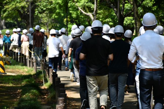 当社から北の丸公園（東京都千代田区）への避難訓練の様子